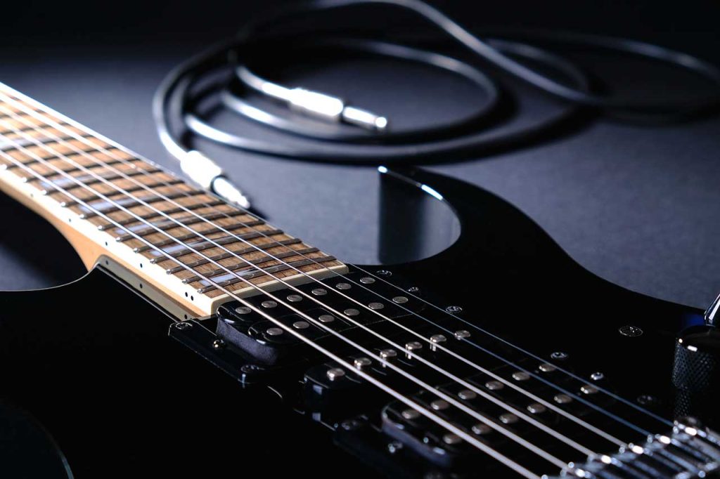 An electric guitar and its asymmetric TS jack cable
