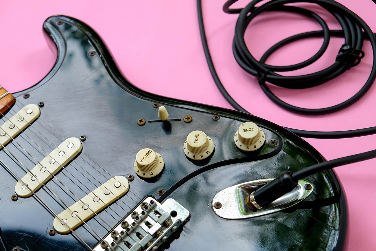 An electric guitar and its asymmetric TS jack cable
